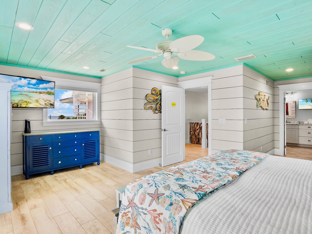 Ocean Breeze Retreat - Primary King Suite