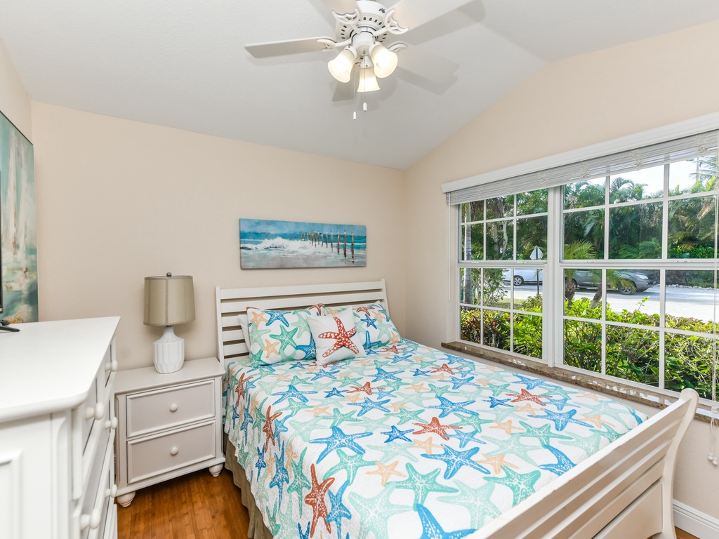 Second Bedroom - Queen Bed