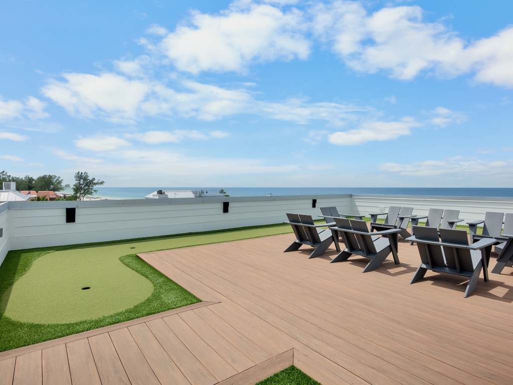 Rooftop Deck - Putting Green