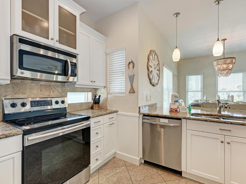 Fully-Equipped Kitchen - Anna Maria Island Locals