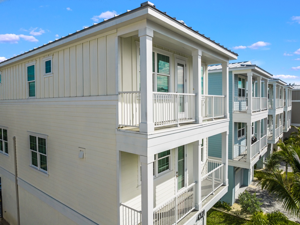 View of the floors of the Salty Seagull (2)