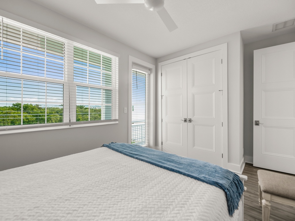 Second Bedroom, Queen