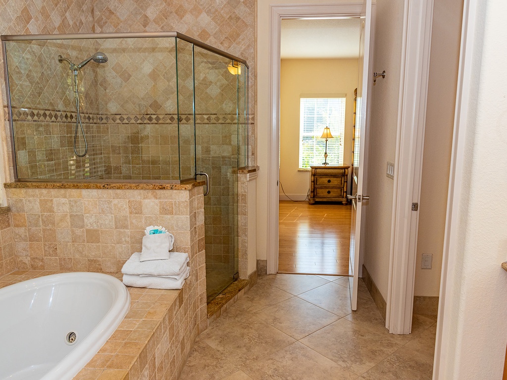 Main floor Master En-Suite Bathroom