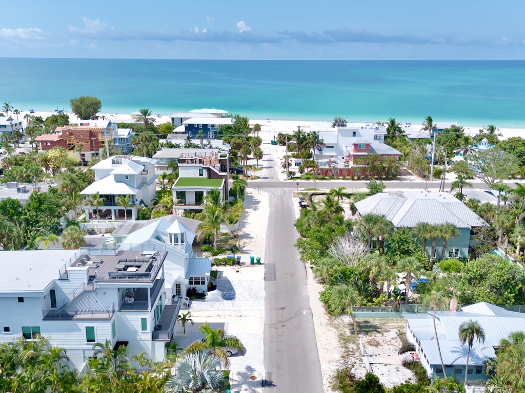 A Charming Beach Cottage on Elm by AMI Locals