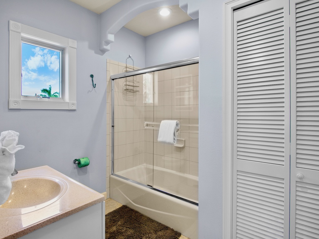 Primary Bedroom (2d floor), Ensuite Bathroom