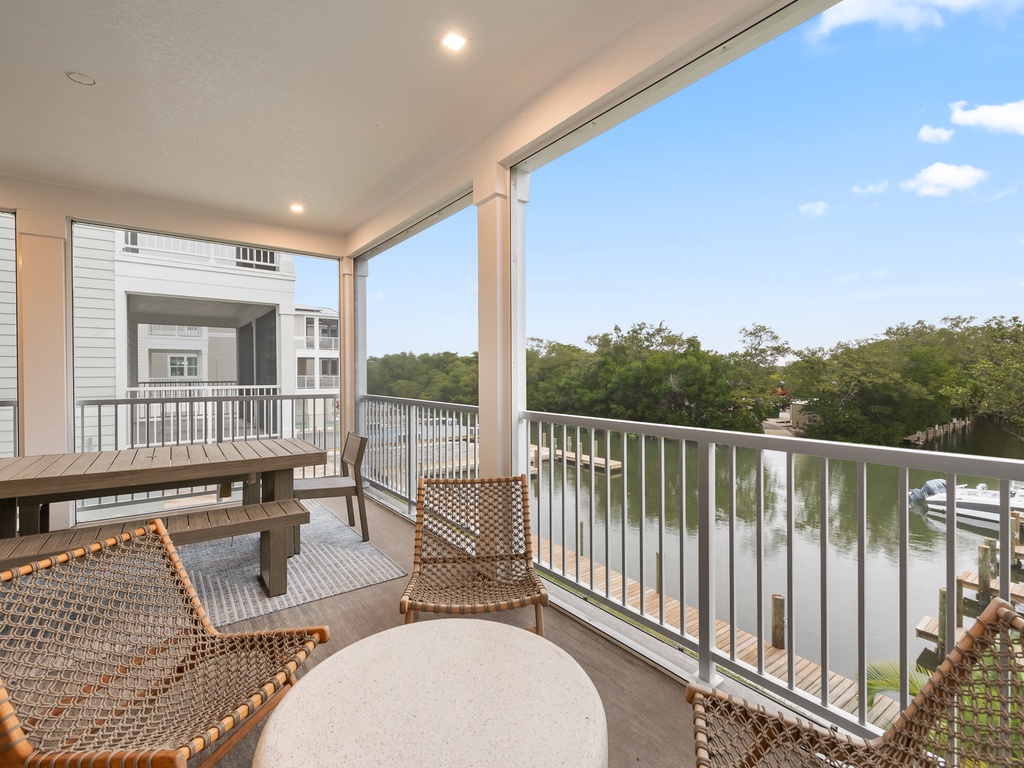 Outdoor Dining and Seating - Balcony