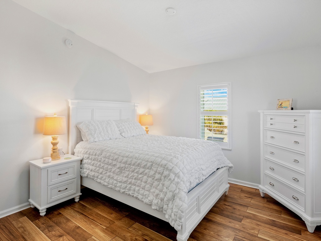 Second Bedroom, Queen