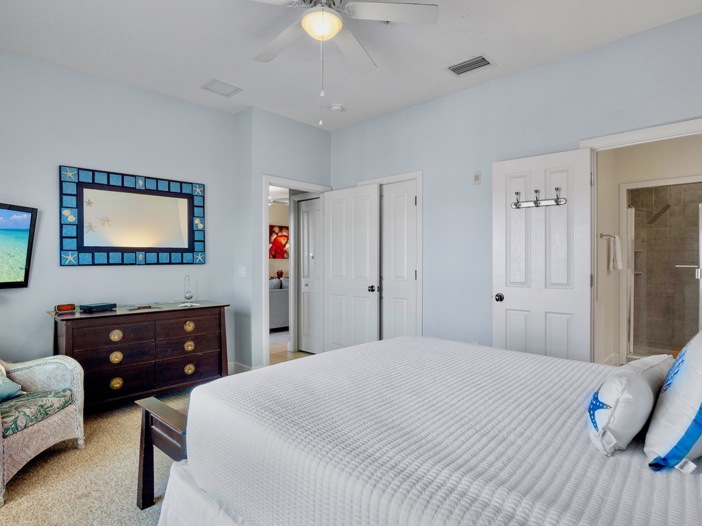 Primary Bedroom, Queen bed