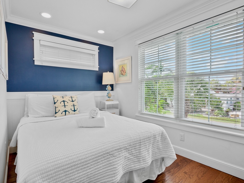 Fourth Bedroom, Queen bed