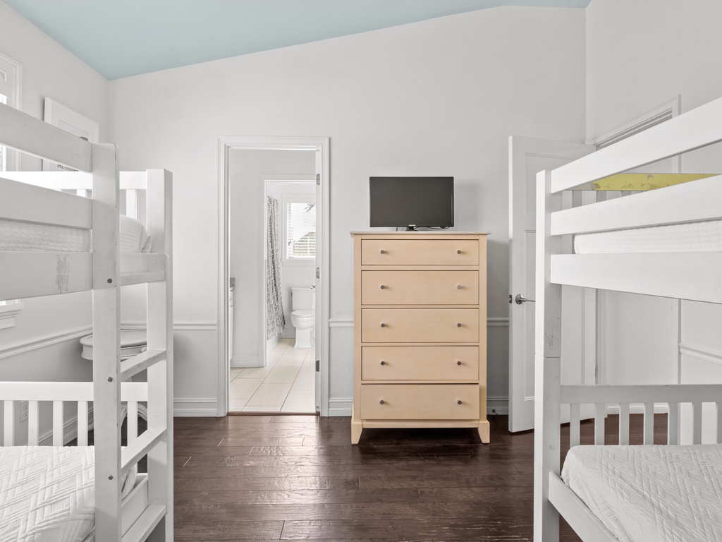 Fifth Bedroom, Two Twin/Twin Bunks