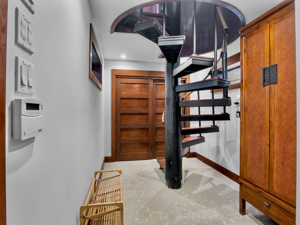 Private entrance with spiral staircase