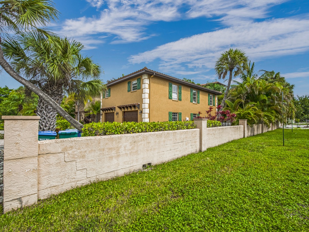Exterior of Calypso Cottage by Anna Maria Vacations