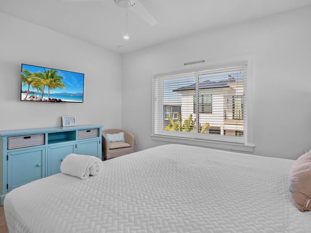 Fourth Bedroom (3rd Floor), King bed