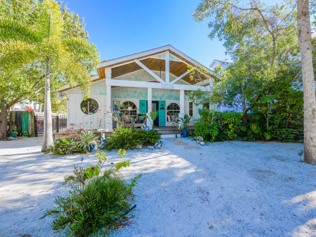 Buttonwood Cottage by AMI Locals