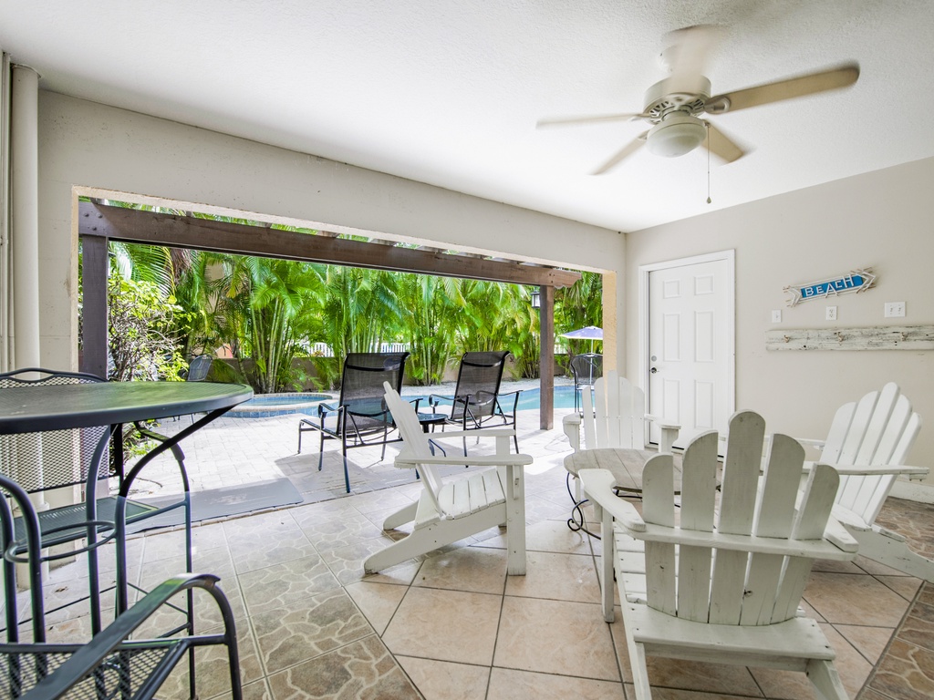 Covered Lanai and Lounge Area