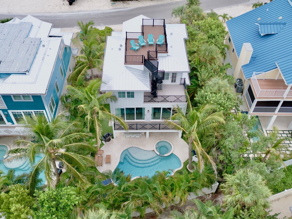 House with refreshing swimming pool