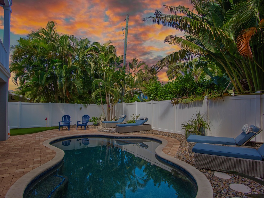 Private Pool with Sun Loungers