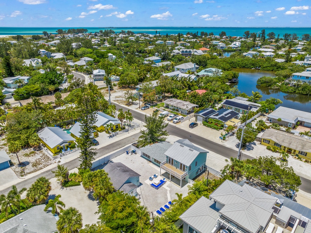 Close to Pine Ave restaurants and boutiques