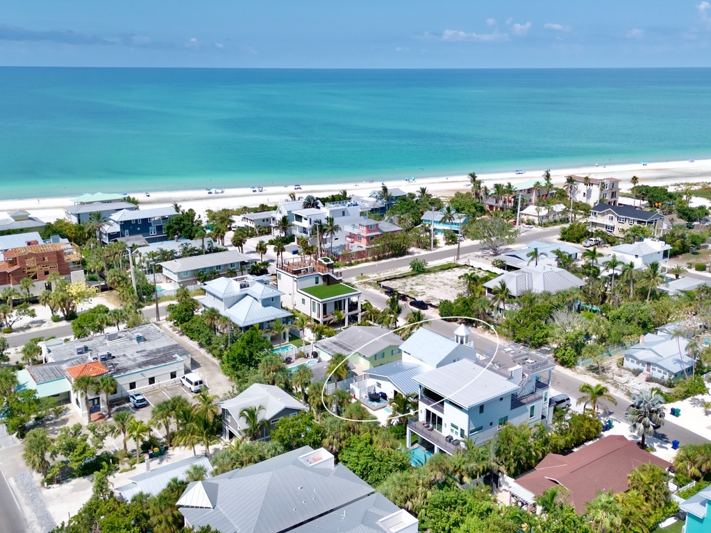 A Charming Beach Cottage on Elm by AMI Locals