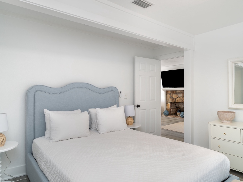 Primary Bedroom, Queen