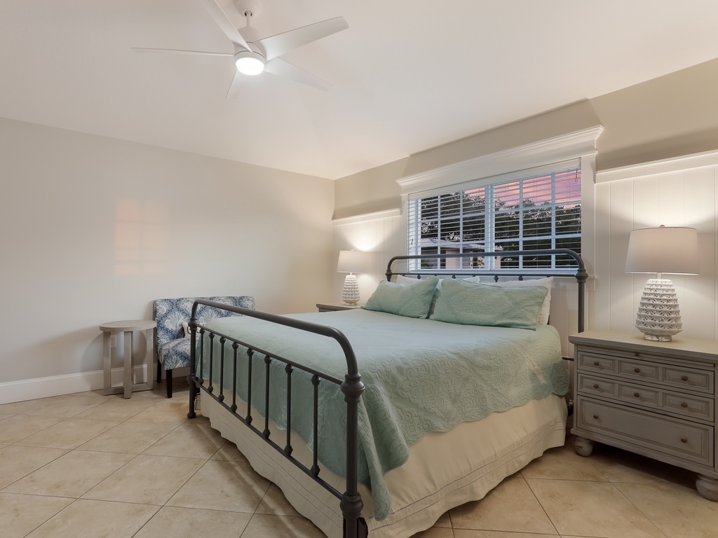 Fifth Bedroom (3rd Floor), King bed