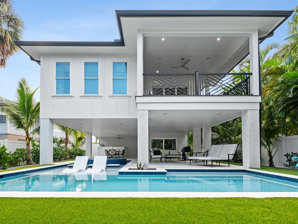 Private Pool and Lounge