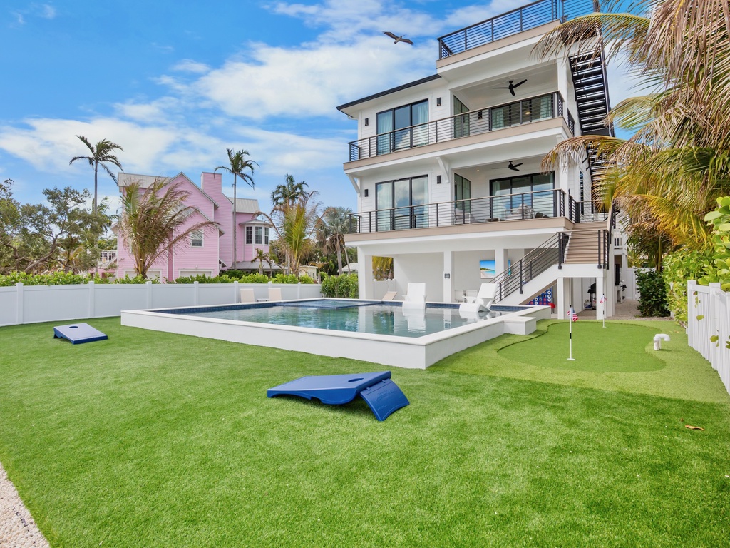 Private pool, putting green, and cornhole