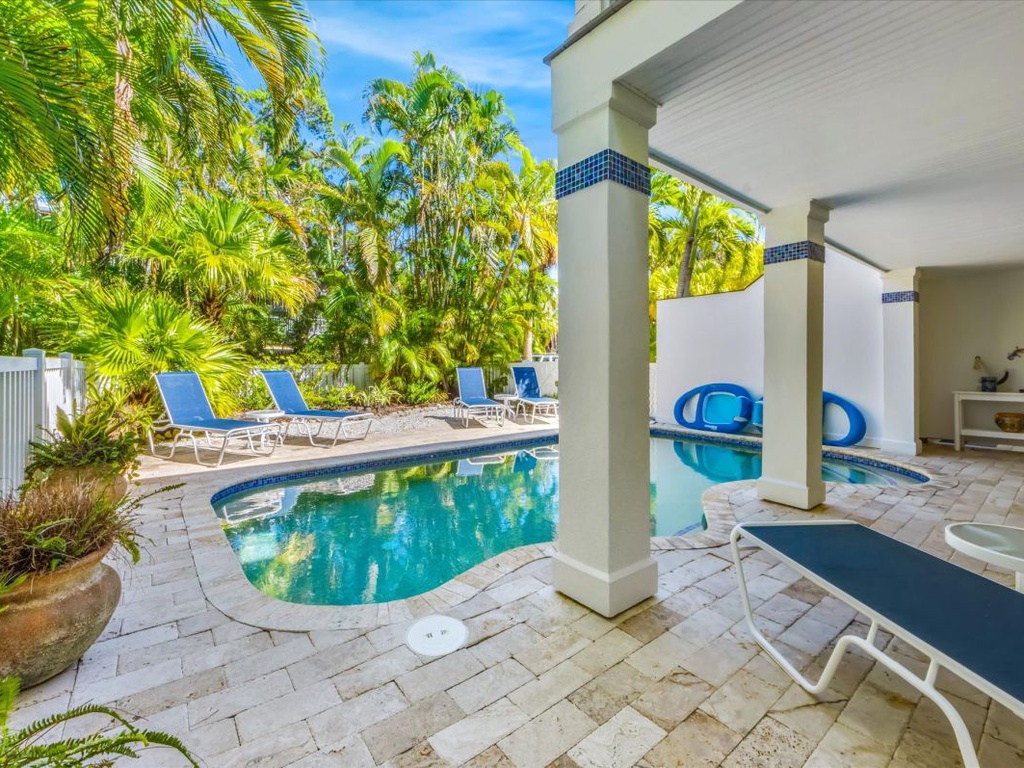 Heated pool & lounge