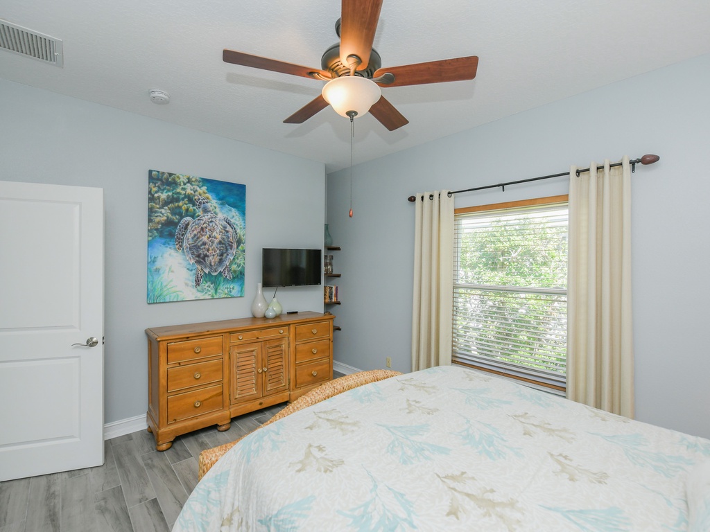 Second Bedroom, Queen