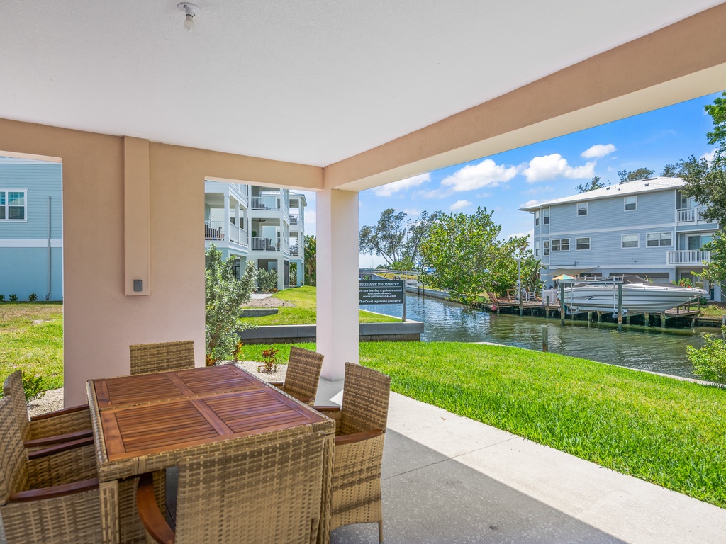Outdoor Dining, Canal Front
