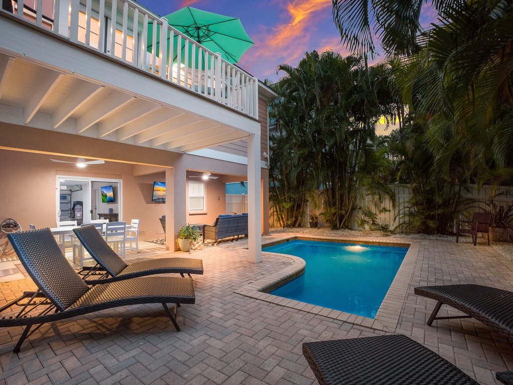 Swim-Up Lounge Bench Spot
