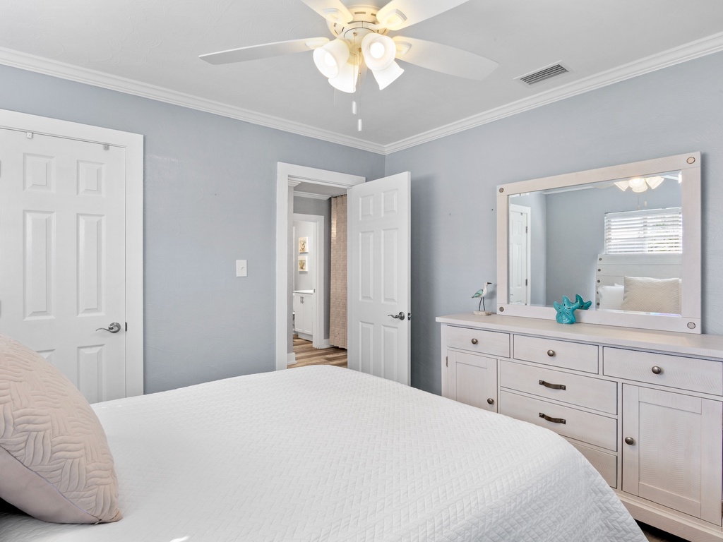 Primary Bedroom - Queen