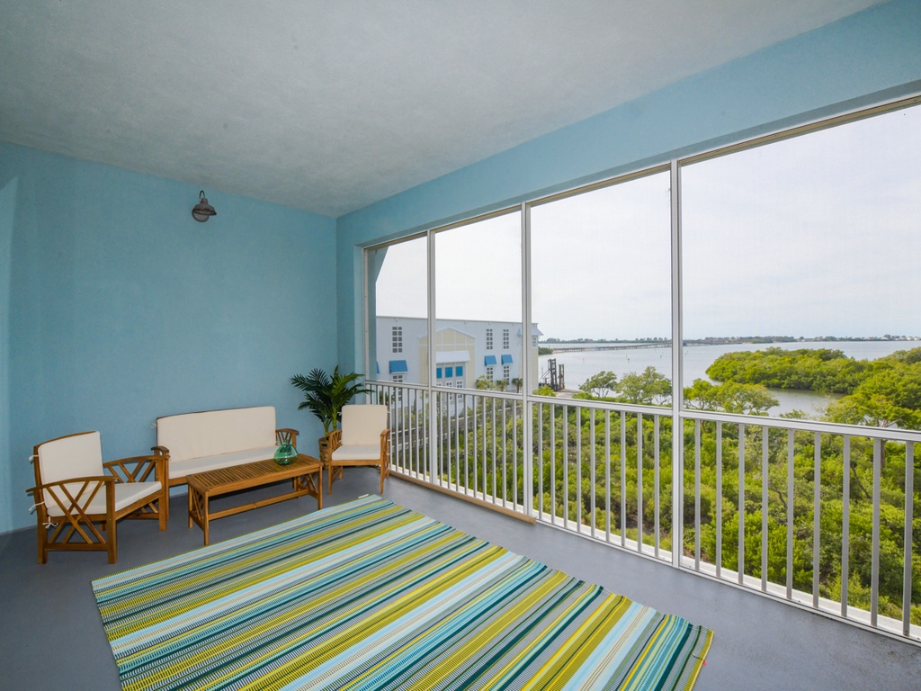 Lanai, Lounge Area