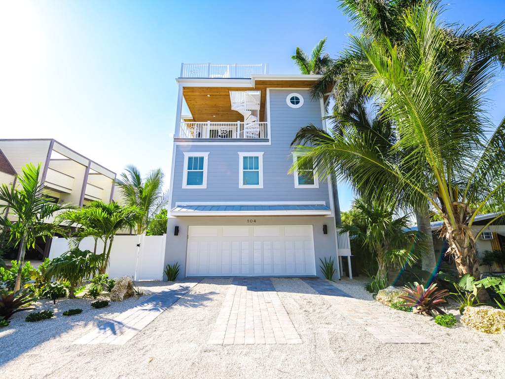 Aqua Paradise by AMI Locals