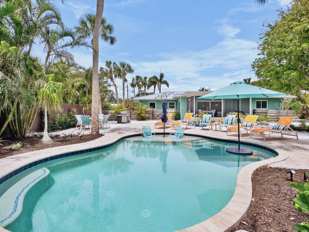 Private Pool, Grill & Lounge