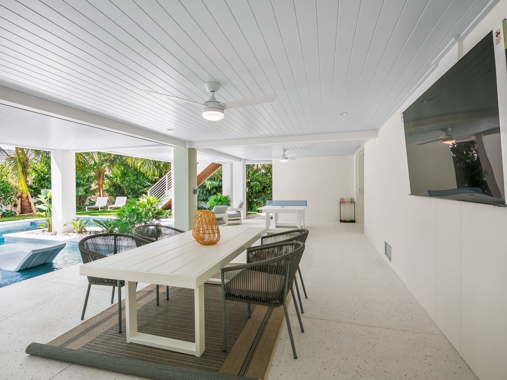 Outdoor Dining - Covered Lanai