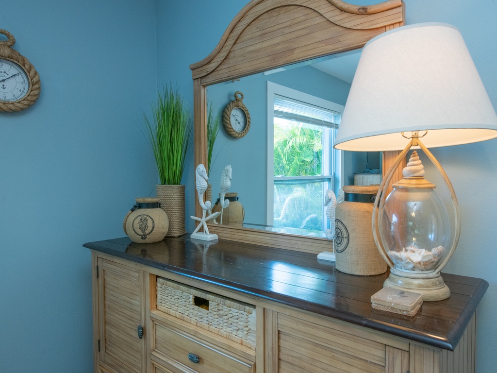 Second Bedroom, Queen