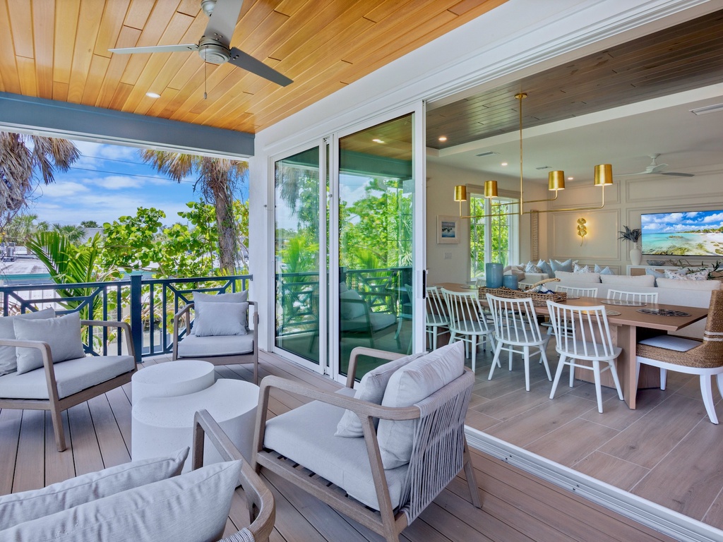Main Floor Balcony, Lounge Area