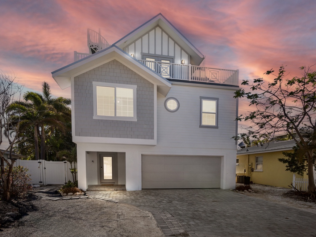 Coconut Breeze Estate by Anna Maria Island Accommodations