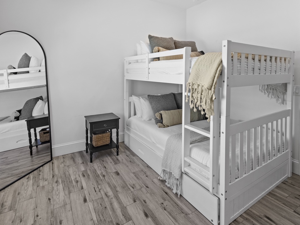 Fifth Bedroom, Full over Full