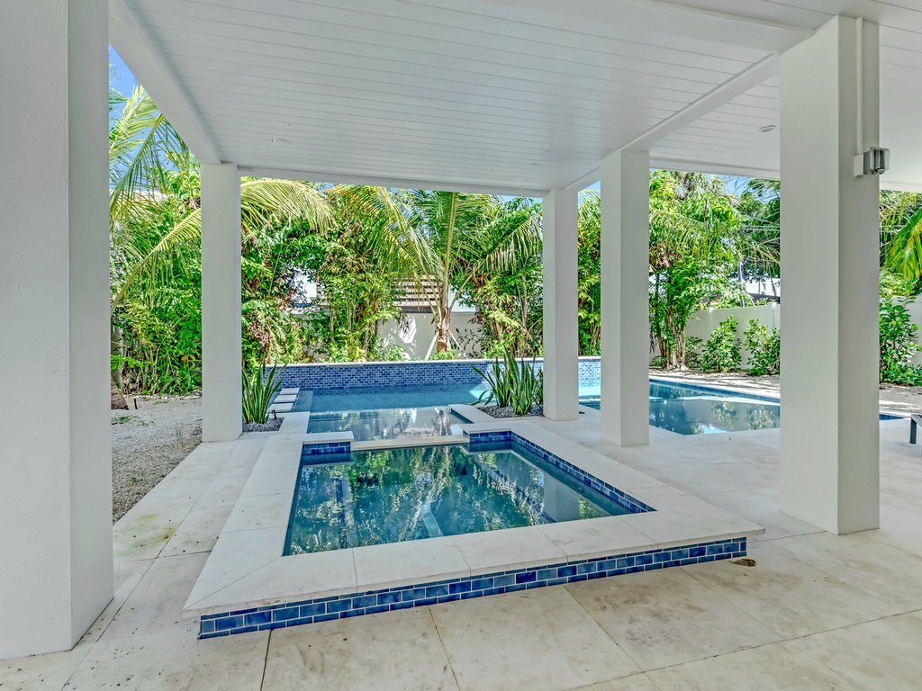 Large Private Pool and Spa