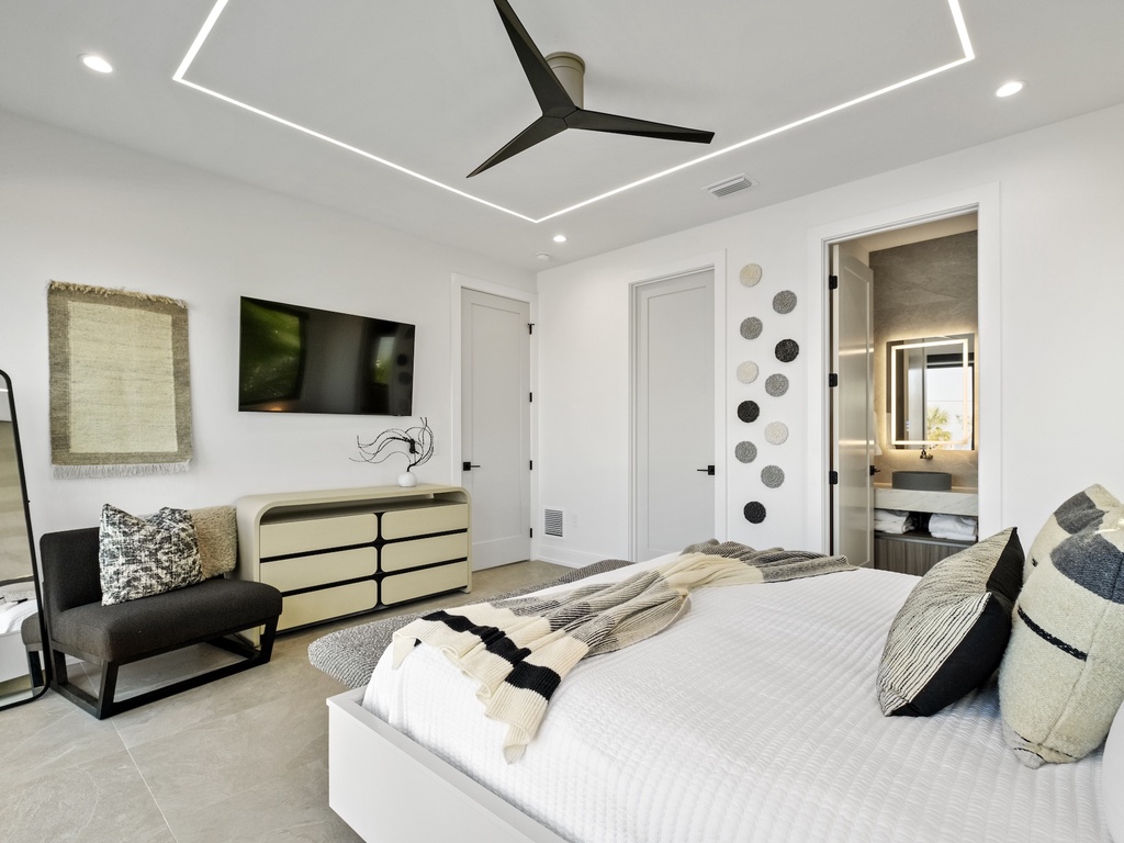 Secondary Bedroom, King