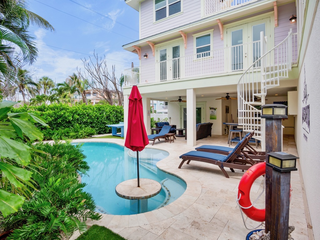 Outdoor Pool Bar and Lounge