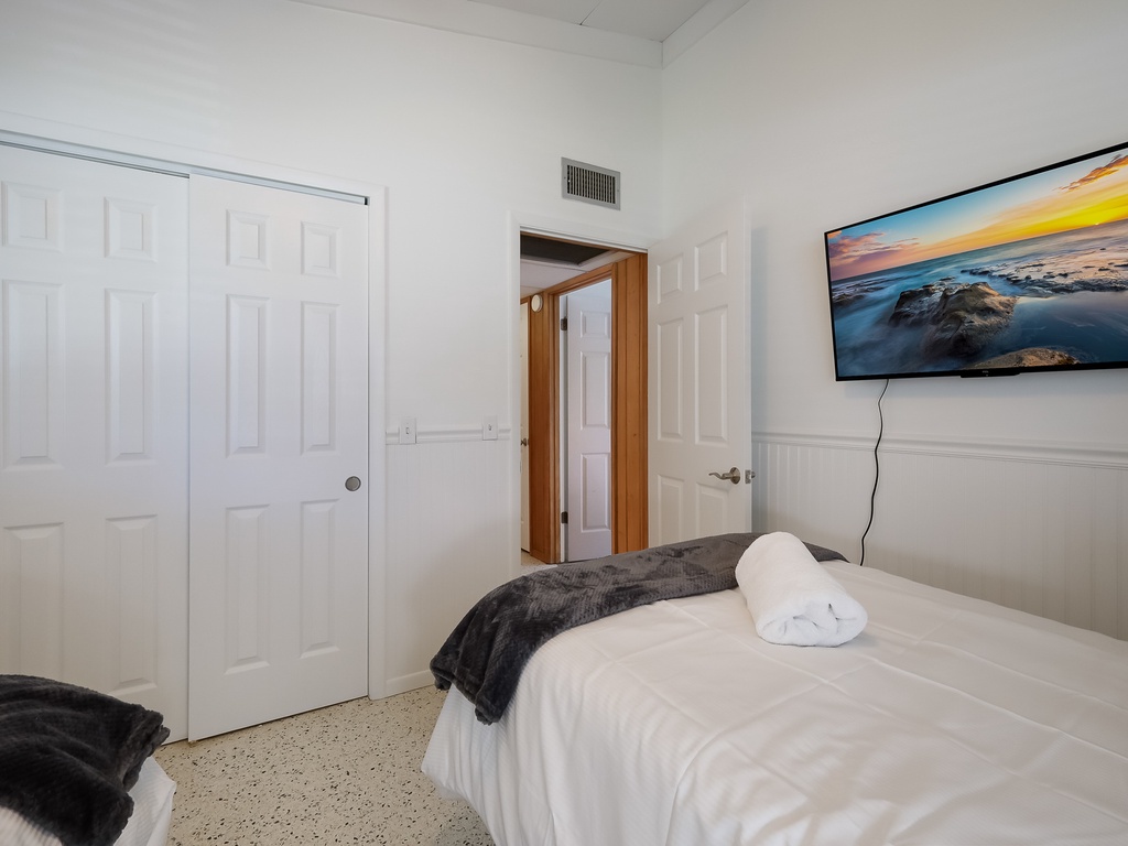 Second Bedroom - Two Twins