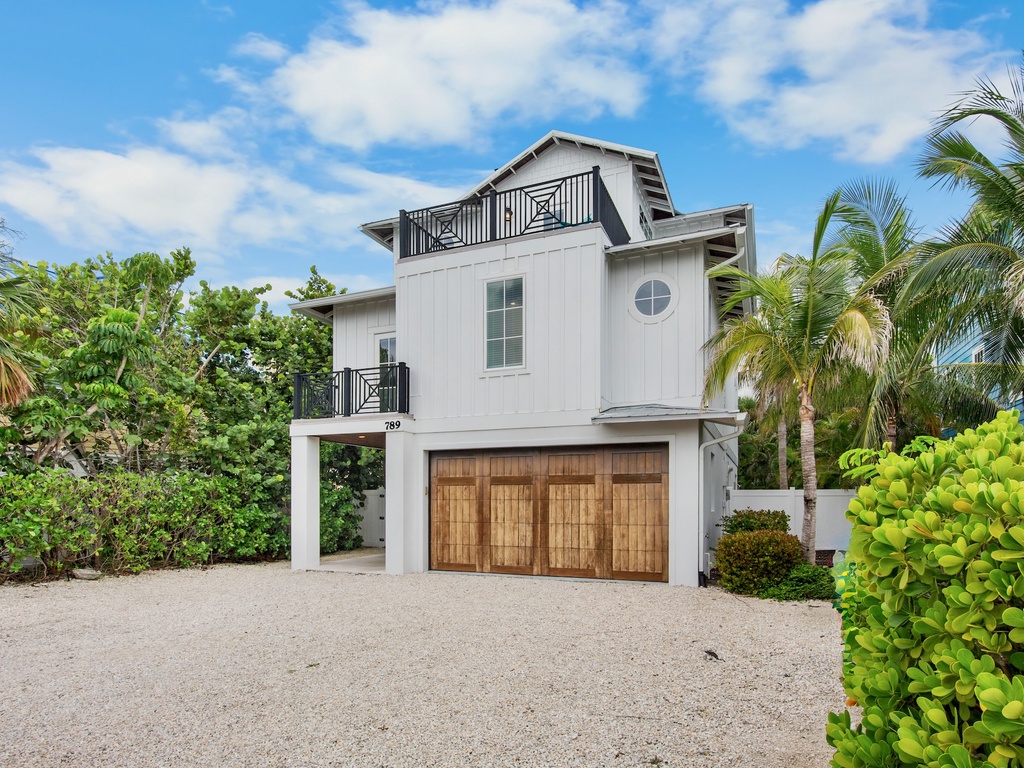 Charming house front with tropical feel