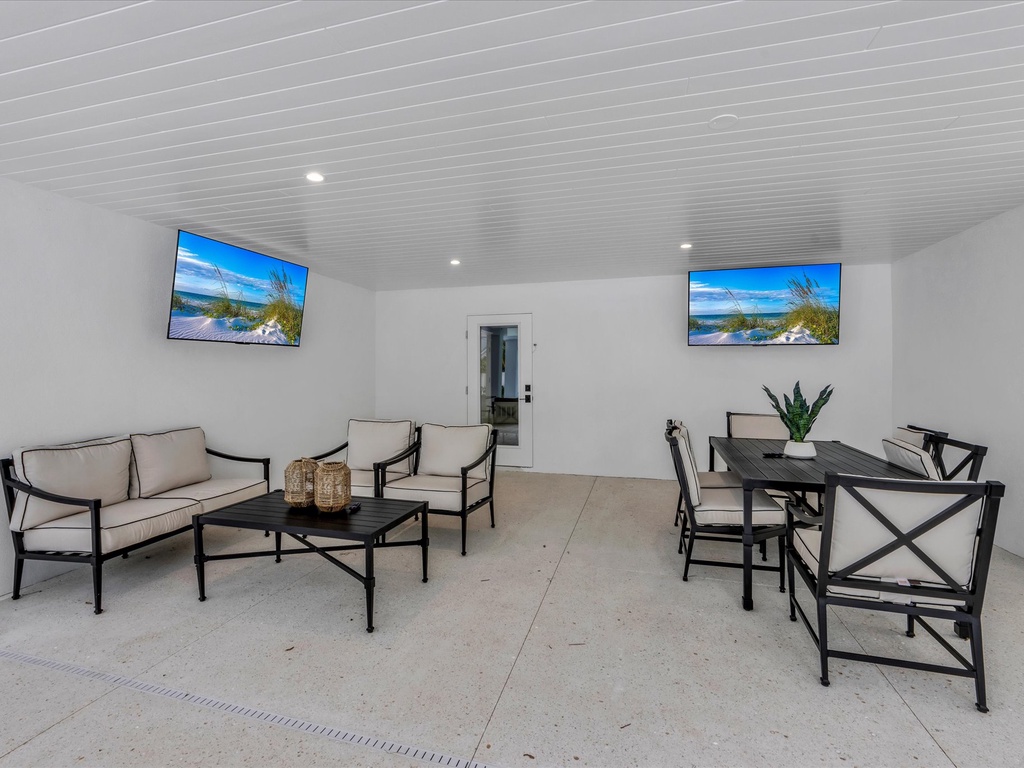 Poolside Outdoor Seating and Dining Table