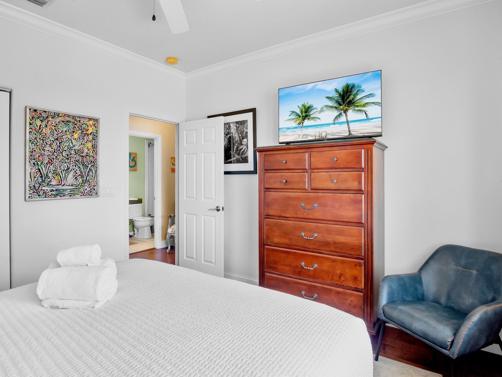 Second Bedroom, Queen