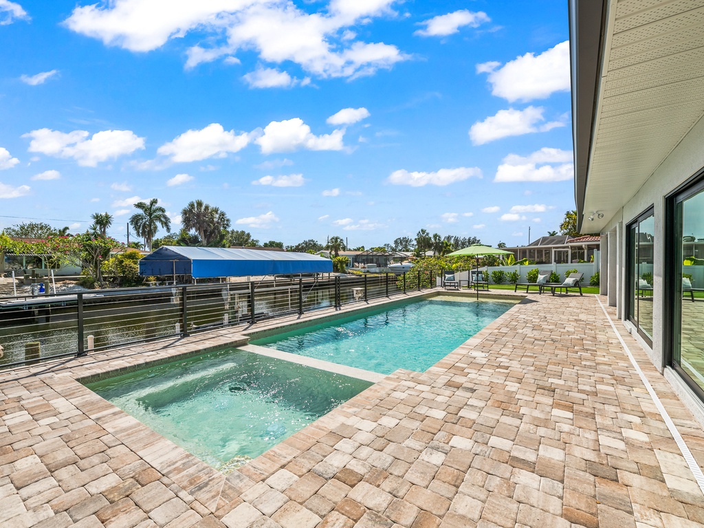 Private Pool - Canal Front