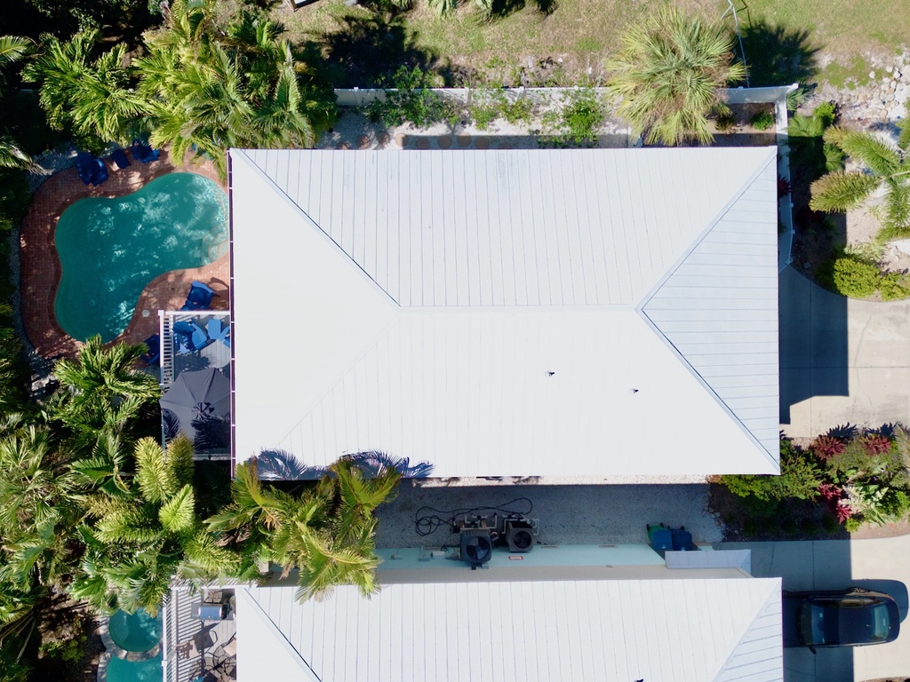 House featuring a refreshing pool