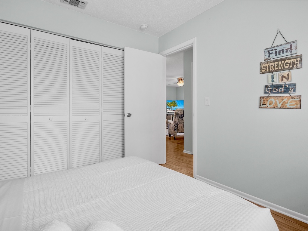 Primary Bedroom, Queen bed
